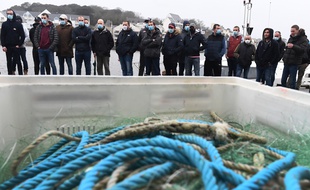 Des pêcheurs ont manifesté à Audierne contre les chalutiers qu'ils décrivent comme des pilleurs de ressources.