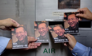 Des manifestants brandissant des portraits de Liu Xiaobo