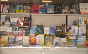 La vitrine foisonnante de la librairie L'Art de la Joie à Paris XVè, pour la rentrée littéraire.