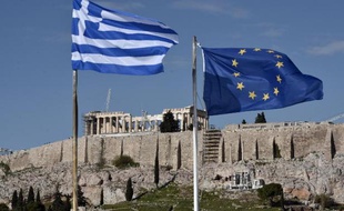 Les drapeaux grecs et européens, le 15 janvier 2015 devant l'Acropole d'Athènes