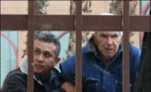 L'anticastriste Luis Posada Carriles, réclamé par le Venezuela et Cuba qui l'accusent de terrorisme, a été libéré sous caution à El Paso (Texas, sud), a-t-on appris jeudi de sources policières.