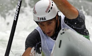 Tony Estanguet, le porte drapeau de la délégation française aux JO de Pékin en piste dans le bassin olympique pour les qualifications du canoë, mardi 11 août 2008.