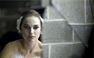 Vincent Cassel pousse la danseuse Natalie Portman à explorer sa sexualité.Le film s'attache aux angoisses de son héroïne en virant dans le fantastique.