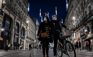 Dans les rues de Bordeaux décorées pour Noël.