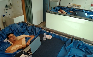 Benjamin et Thibaud font partie des 20 volontaires qui participent à la nouvelle étude de simulation d'impesanteur à la clinique spatiale de Toulouse.