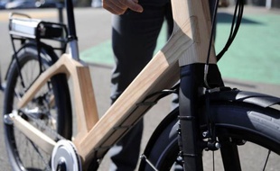 Le Vélibois, le premier vélo urbain en bois à assistance électrique dont la conception a demandé plus de quatre ans de travail, est en phase de finalisation à Epinal, où cette innovation technologique doit devenir une bicyclette de libre-service dans les prochains mois.