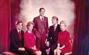 Donald Trump (2e à droite) aux côtés de ses quatre frères et soeurs, dont Fred Jr, au centre.