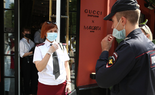 Des policiers ordonnent la fermeture du Gucci Shop & Bar and Margarita Bistro à Moscou pour violation des règles sanitaires anti-covid, le 15 juin 2021.