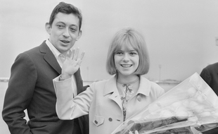 France Gall, au côté de Serge Gainsbourg, lors de son arrivée à Orly, le 21 mars 1965, au lendemain de sa victoire à l'Eurovision.