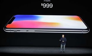 Le vice-président d'Apple en charge du marketing, dévoile le prix de l'iPhone X, le 12 septembre 2017.