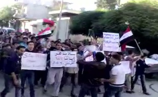 Capture d'écran d'une image diffusée sur YouTube et montrant des opposants au régime manifester dans le nord de la Syrie, dans le village de Kfar Nabil, le 30 mai 2011.
