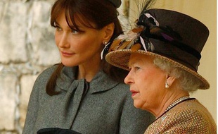 Carla Bruni et la reine Elizabeth lors de la visite du couple présidentiel français le 26 mars 2008.