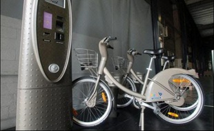 Le maire (PS) de Paris Bertrand Delanoë a inauguré dimanche le système de vélos en libre-service "Vélib", conçu pour transformer les modes de déplacement dans la capitale tout en contribuant à la réduction de la pollution.