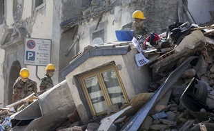 Des bâtiments écroulés à Amatrice, village italien touché par un séisme, le 24 août 2016.