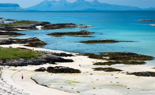 Une plage de l'île écossais de Rùm en plein été.