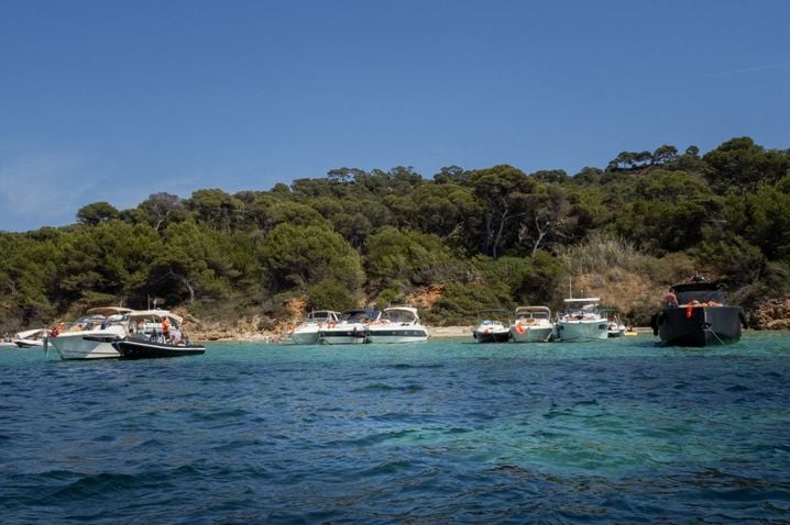 Les bateaux sont nombreux au large de Hyères et de l'île de Porquerolles. Beaucoup sont loués par des particuliers. 