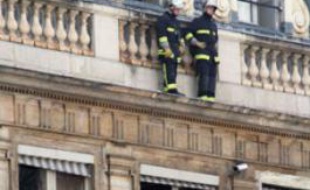 Des pompiers interviennent au ministère de la Culture à Paris, le 02 mars 2009, à la suite d'un incendie d'origine indéterminée.
