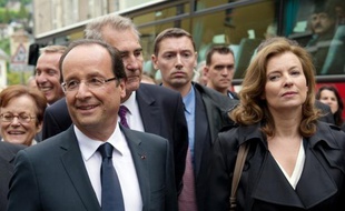 Valérie Trierweiler, compagne du chef de l'Etat, a créé mardi la stupeur et placé en position délicate François Hollande, en adressant ses encouragements au dissident PS opposé aux législatives à Ségolène Royal, ce que la droite a accueilli comme une aubaine.