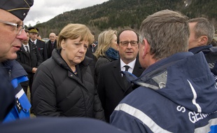 François Hollande, Angela Merkel et Mariano Rajoy se sont rendus sur les lieux du crash de l'A320 de GermanWings, dans les Alpes, le 25 mars 2015.