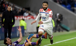 Nabil Fekir, qui laisse ici au sol Yannick Cahuzac, a totalement réussi son retour à la compétition, ce dimanche face à Toulouse (5-1). JEAN-PHILIPPE KSIAZEK