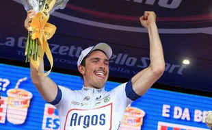 L'Allemand John Degenkolb (Argos) a remporté mercredi à Matera la cinquième étape du Tour d'Italie cycliste, marquée par la chute de nombreux coureurs avant le dernier kilomètre