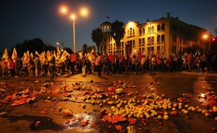 Plus de 12.000 manifestants sont descendus dans la rue samedi soir à Salonique (nord) pour protester contre les nouvelles mesures de rigueur réclamées à la Grèce par l'UE et le FMI, honorant le traditionnel rendez-vous de la rentrée sociale.