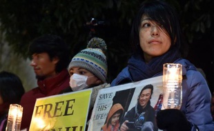 Manifestation pour la libération de l'otage japonais Kenji Goto aux mains du groupe Etat islamique devant la résidence du Premier ministre japonais Shinzo Abe, le 30 janvier 2015 à Tokyo