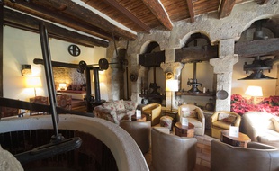 La table se trouve dans l'enceinte d'un ancien moulin à huile.