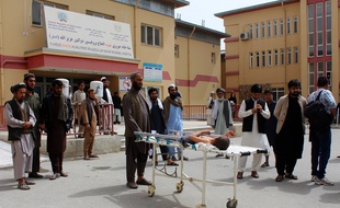 Au moins une centaine de personnes, dont de nombreux enfants, ont été tuées et blessées lundi 2 avril 2018 dans le bombardement par l'aviation afghane d'une école coranique (madrasa) du nord-est de l'Afghanistan.
