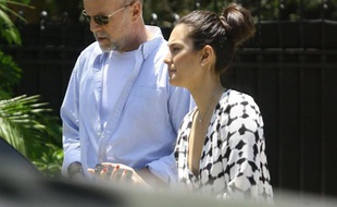 Bruce Willis et sa femme Emma Heming dans leur résidence privée de Beverly Hills, à Los Angeles le 15 juillet 2011.