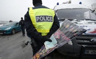 Un policier français tient des feux d'artifice saisis lors d'un contrôle de véhicule, le 29 décembre 2014 à Strasbourg
