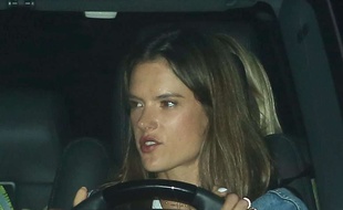 Alessandra Ambrosio se photographie nue pour la fête nationale des Etats-Unis