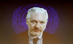 Julian Assange, le fondateur de WikiLeaks, sur un écran, depuis l'ambassade d'Equateur à Londres, le 23 mars 2015 à Genève