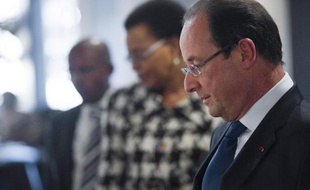 La femme de Mandela Graca Mache et le président François Hollande le 15 octobre 2013 lors d'une visite à la Fondation Mandela à Soweto