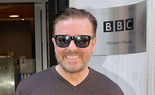 Ricky Gervais devant le building de la BBC à Londres le 19 avril 2014