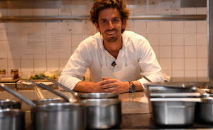 Hugo Roellinger est à la tête du restaurant doublement étoilé Le Coquillage situé dans la baie de Cancale.
