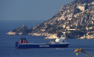 Le Stena Carrier de la compagnie Corsica Linea, au mouillage le 5 janvier 2016 dans la rade de Marseille