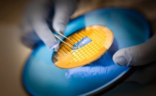 Mark Kendall a mis au point le Nanopatch, une technique de vaccination sans aiguille.