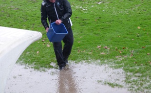La ligne de touche a disparu sous les trombes d'eau.