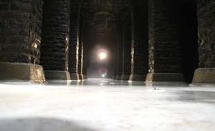 Le réservoir d'eau des Gallets à Rennes et ses 20.000 m3, ici vidangé en 2011.