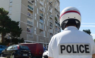 Un homme, dont on ignore encore l'identité, a été tué de plusieurs tirs à la sortie d'un café dans les quartiers Nord de Marseille dimanche peu après 5h00.