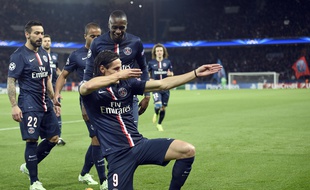 Edison Cavani fait le sniper pour fêter son but marqué dès la 1e minute, assurant la victoire du PSG face à l'Apoel Nicosie au Parc des Princes, le 5 novembre 2014.