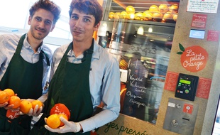 Jonathan et Jérémy, devant leur distributeur de jus d'orange.