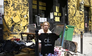 Une des fondatrices du mouvement Femen, Inna Shevchenko, dimanche 21 juillet, devant Le Lavoir Moderne, après l'incendie.