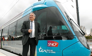 Jacques Auxiette devant le tram-train de la ligne Nantes-Châteaubriant.