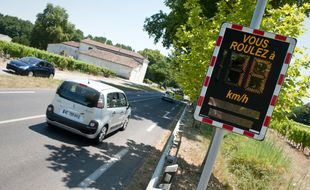 Illustration de la limitation de vitesse sur une route à Bordeaux.