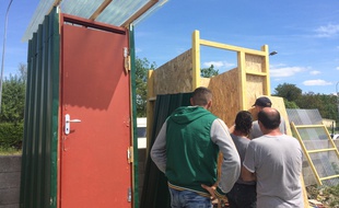 Avec l'aide de l'association Bordelaise Dynam'eau, les occupants d'un squat installent des sanitaires.