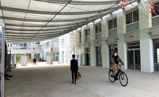 La place centrale des 5 Ponts est couverte par des voiles.