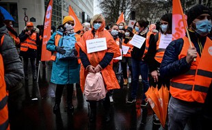 Ils étaient rassemblés à la mi-journée devant le ministère de la Santé.