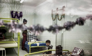 Une famille de Roms dans une maison préfabriquée, le 23 décembre 2015 à Saint-Genis-les-Ollières, près de Lyon